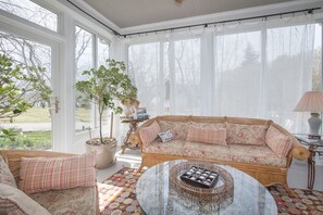 Library - Shorecrest Bed and Breakfast (Southold)