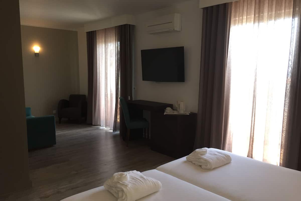 Junior suite, veranda, gedeeltelijk uitzicht op zee | 1 slaapkamer, een kluis op de kamer, gratis wifi, rolstoeltoegankelijk