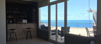 歐羅莫尼斯飯店