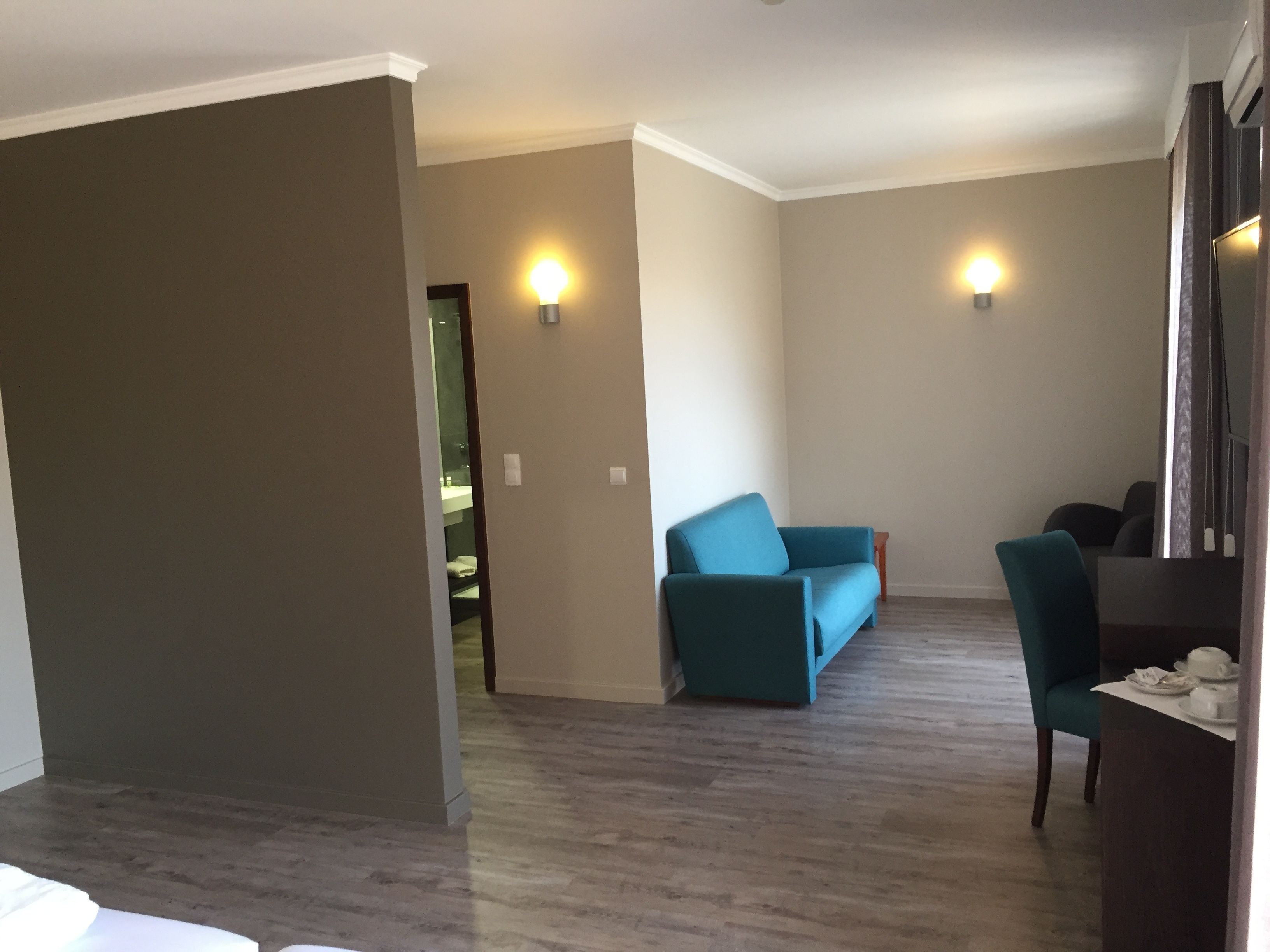 junior suite, lanai, partial sea view | living room | flat-screen tv