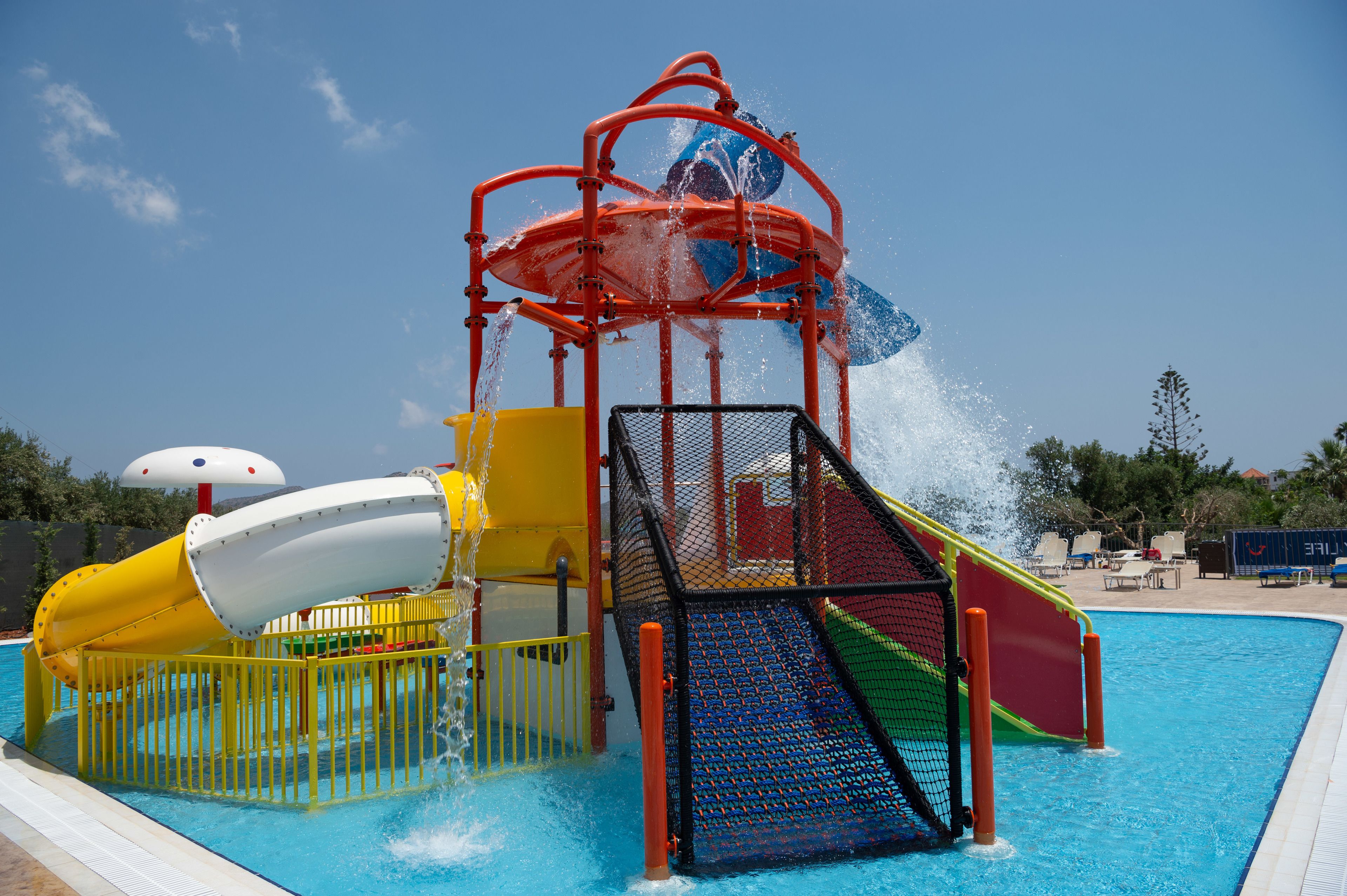 Ein Wasserspielbereich mit Rutschen und einer Spritzzone.