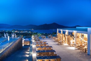 2 restaurantes; se sirve almuerzo y cena; cocina internacional