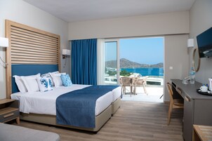 Caja de seguridad en la habitación y tabla de planchar con plancha 