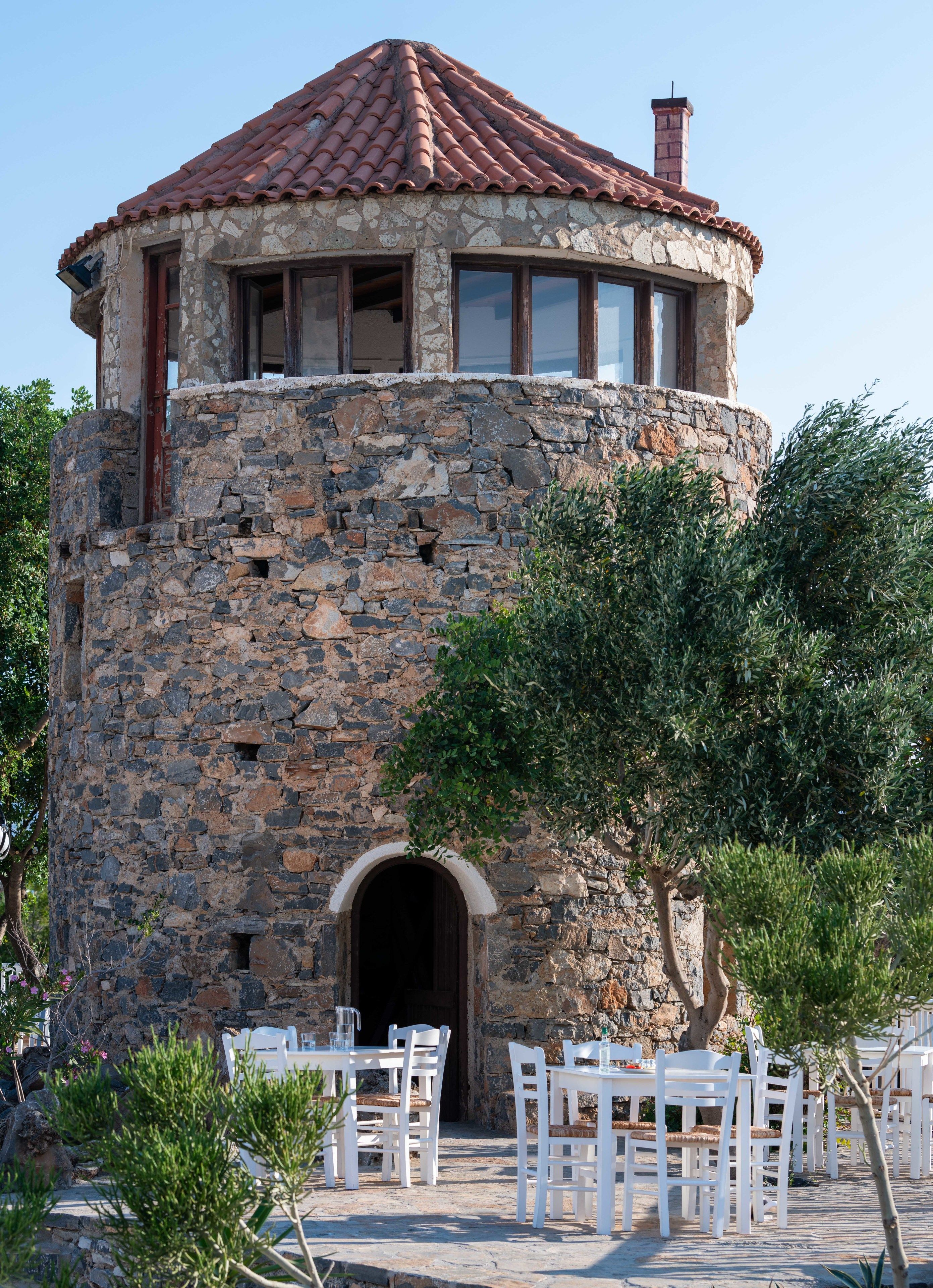 2 restaurants servant le déjeuner, spécialités Cuisine internationale