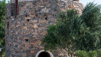 2 restaurants servant le déjeuner, spécialités Cuisine internationale