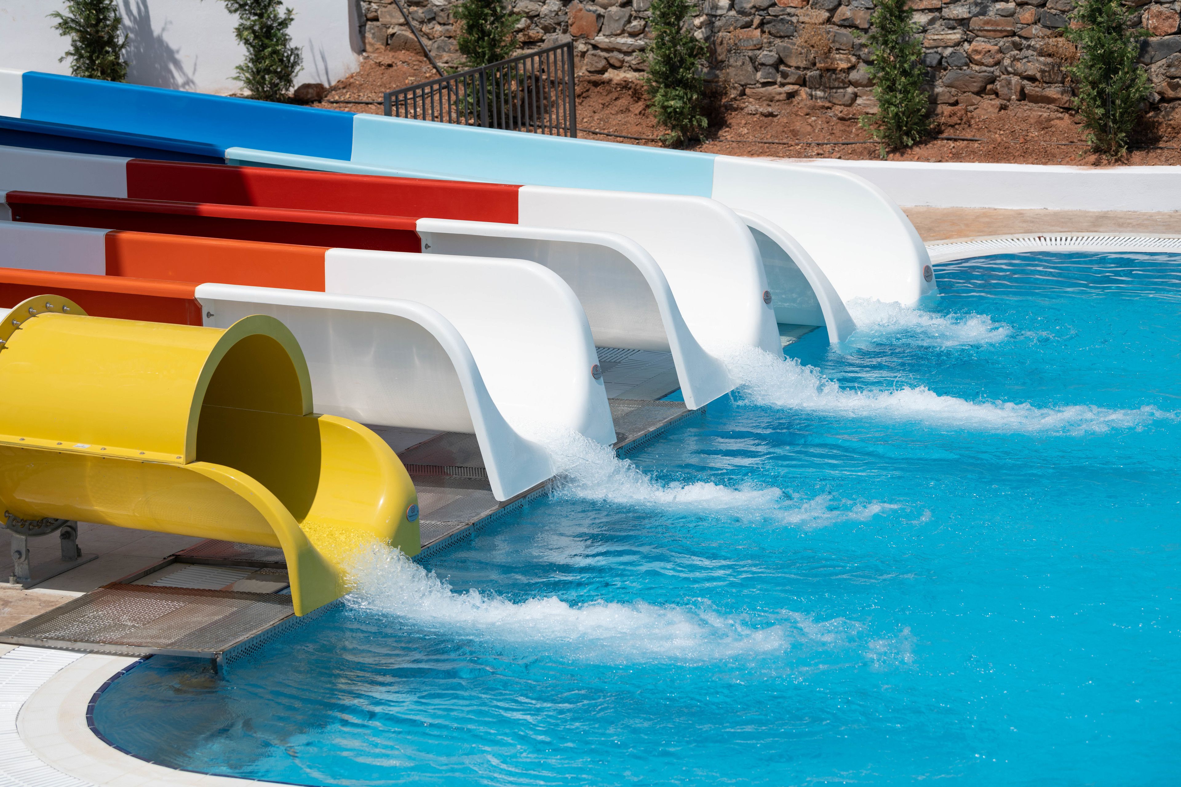 Um toboágua com várias pistas que descem para uma piscina.