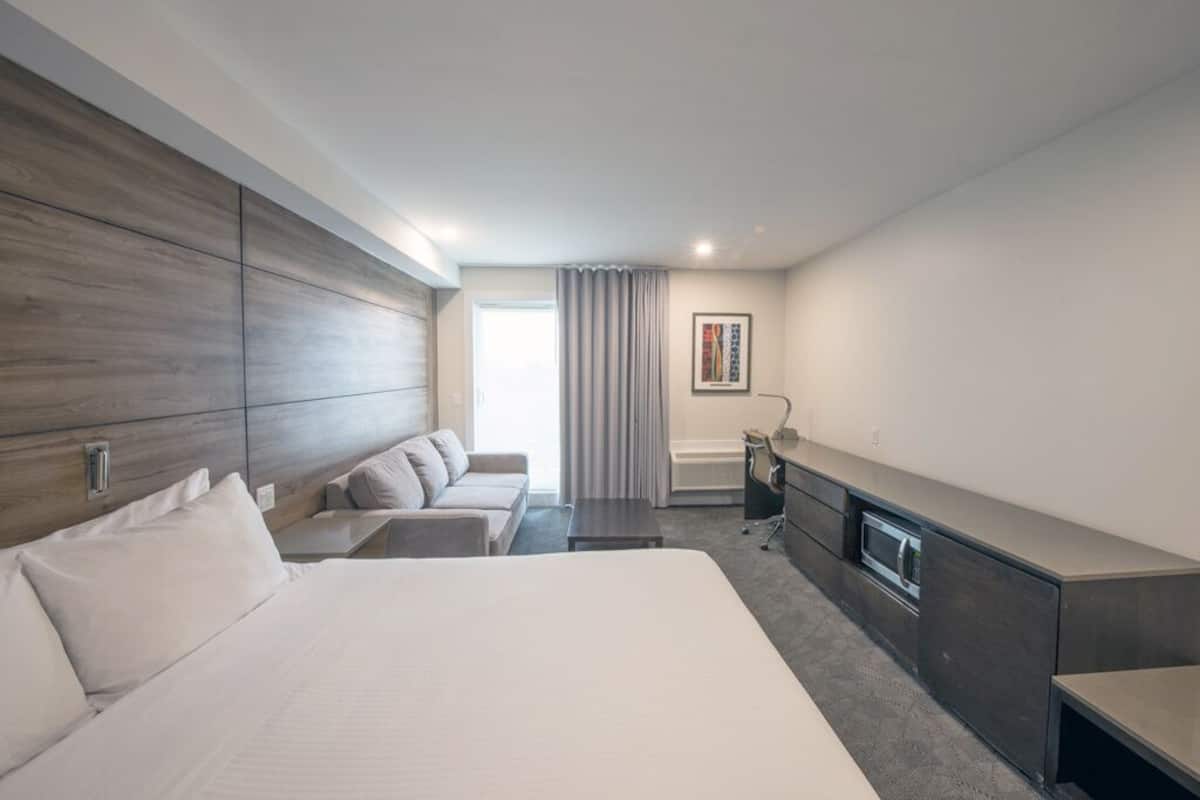 Premium Room, 1 King Bed with Sofa bed (No Pets) | Schreibtisch, Bügeleisen/Bügelbrett, kostenloses WLAN, Bettwäsche