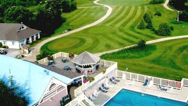 A golf course with a clubhouse and a swimming pool. - Living Stone Golf Resort (Collingwood)