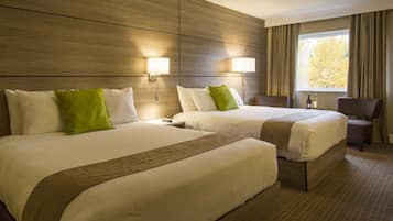 Standard Room, 2 Queen Beds - Pet Friendly($) | โต๊ะทำงาน, เตารีด/โต๊ะรีดผ้า, Wi-Fi ฟรี, ผ้าปูที่นอน