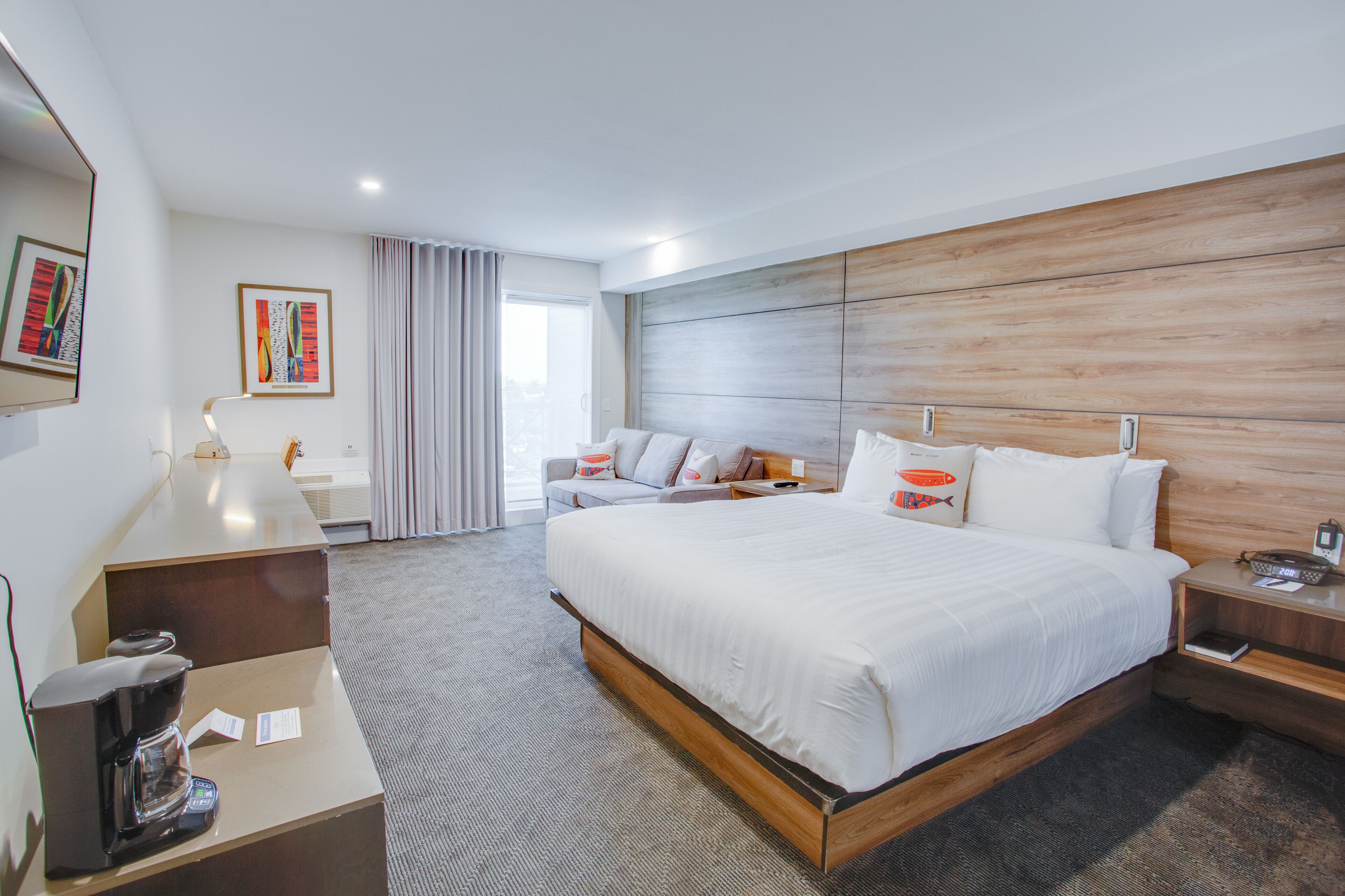 Premium Room, 1 King Bed with Sofa bed (No Pets) | Individuelt dekorert, skrivebord, strykejern/-brett og wi-fi (inkludert)