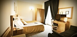 Standard Room | Minibar, in-room safe, desk, soundproofing - Sabbie d'Oro (Giardini Naxos)