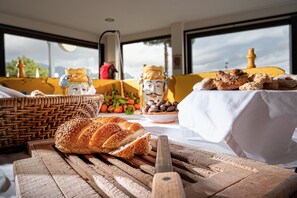 Free daily buffet breakfast - Sabbie d'Oro (Giardini Naxos)
