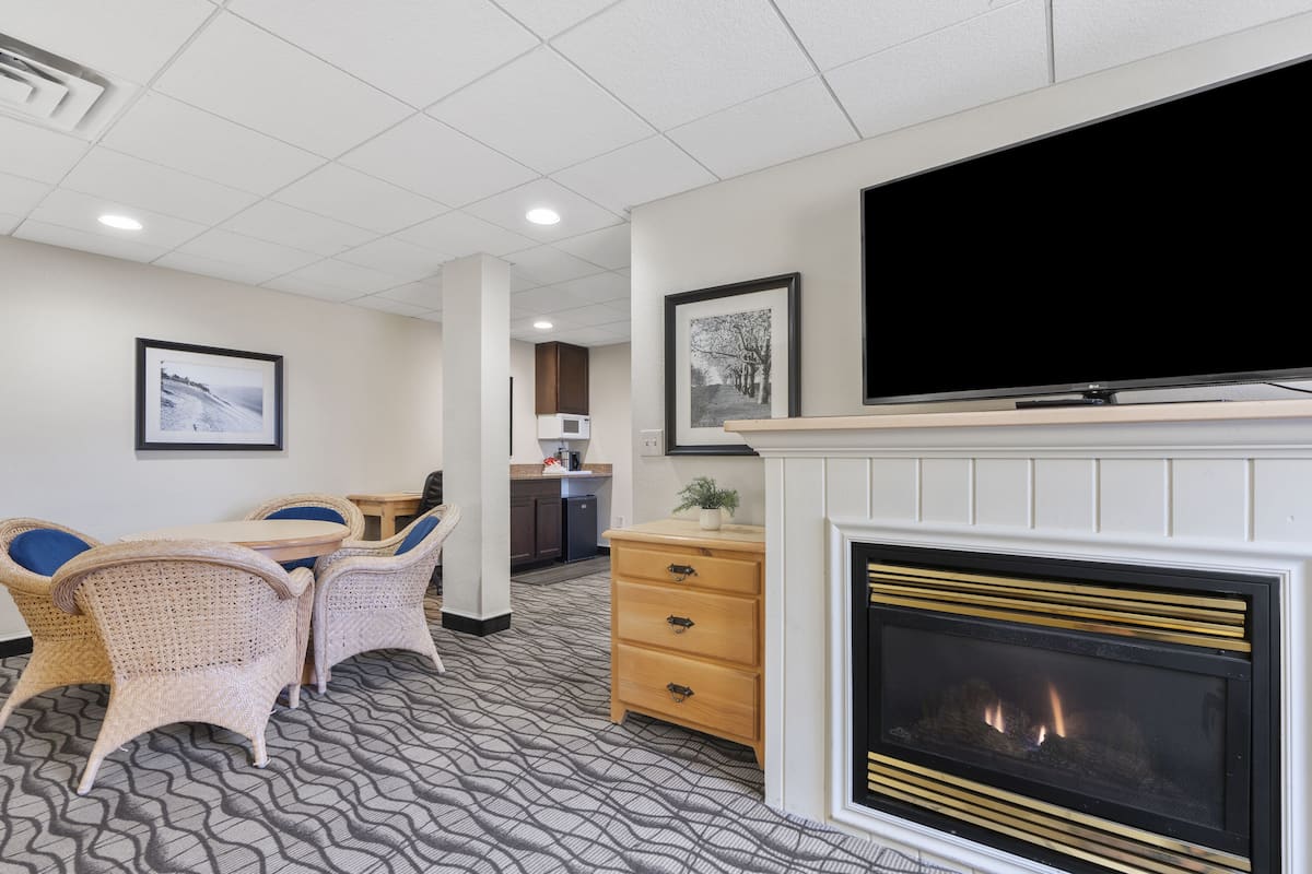 Woods Suite - King with Fireplace | Living area | 45-inch LCD TV with cable channels, TV, streaming services