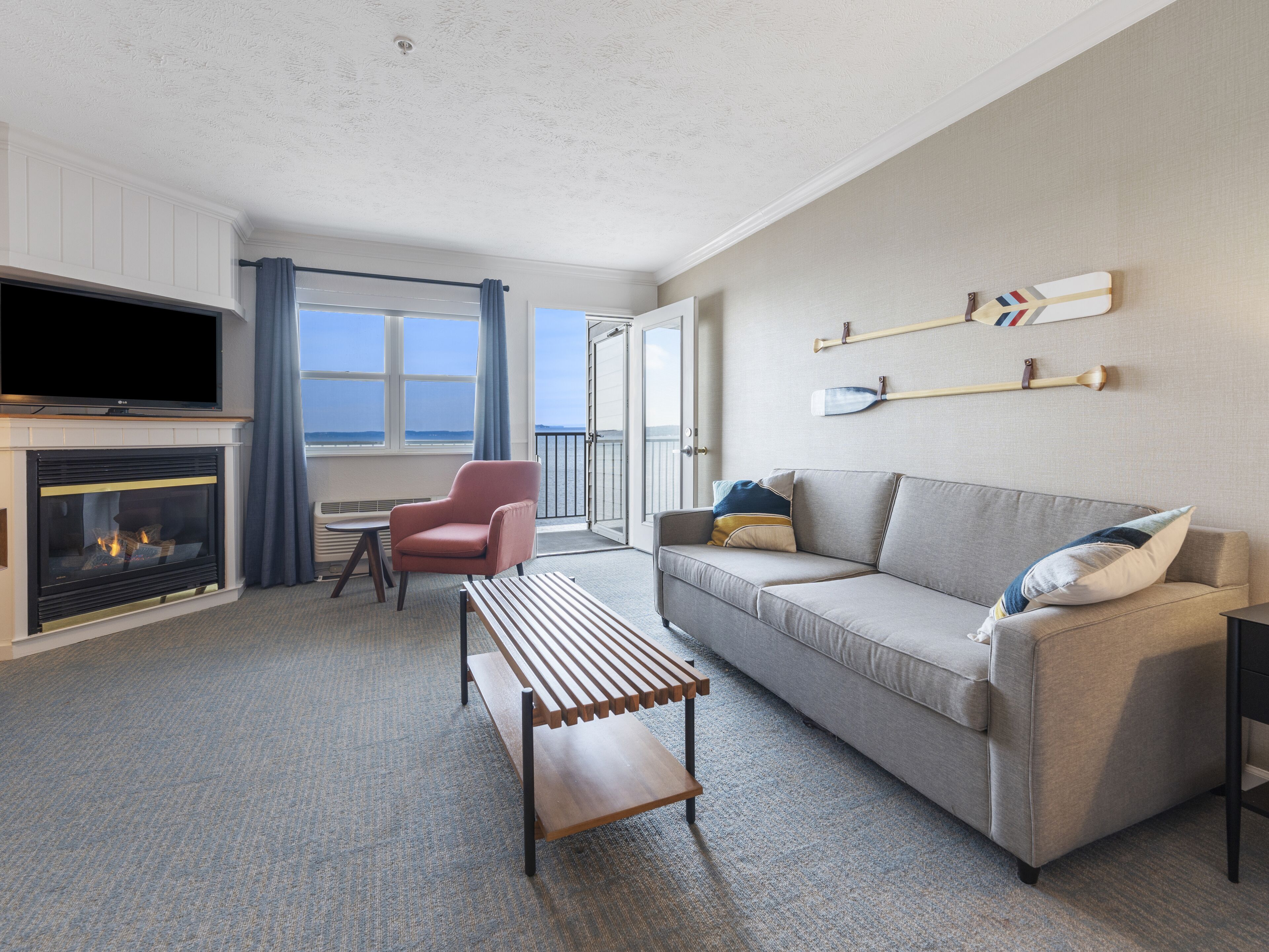 lake michigan studio | living area | 45-inch lcd tv with cable channels, tv, streaming services