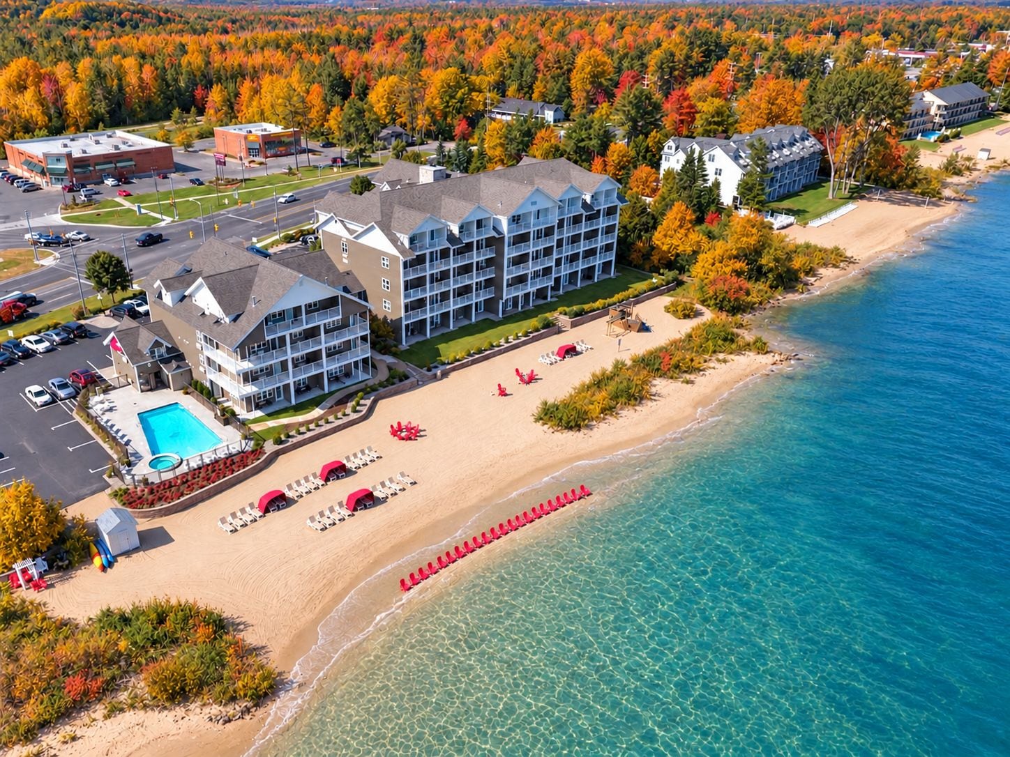 Un hôtel situé sur la côte, doté d’une piscine, d’une plage et offrant une vue sur l’océan.