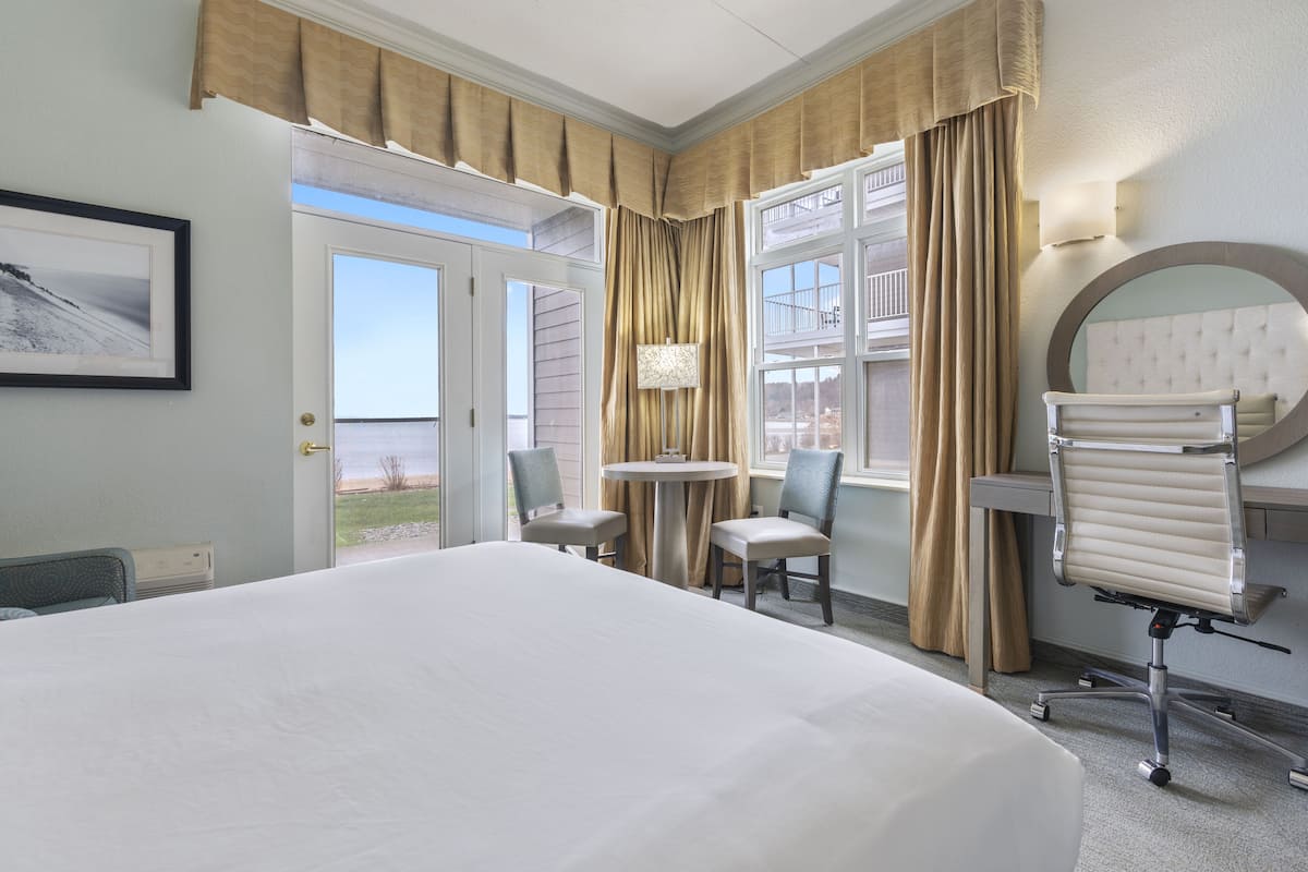 Elk Rapids Studio - 2 Queens - 1st Floor | Terrace/patio