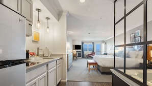 Room, Jetted Tub, Bay View | Peralatan tempat tidur premium, peti besi dalam bilik 