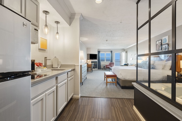 Room, Jetted Tub, Bay View | Peralatan tempat tidur premium, peti besi dalam bilik