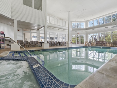 Piscina interna, piscina externa, barracas de cortesia, espreguiƧadeiras