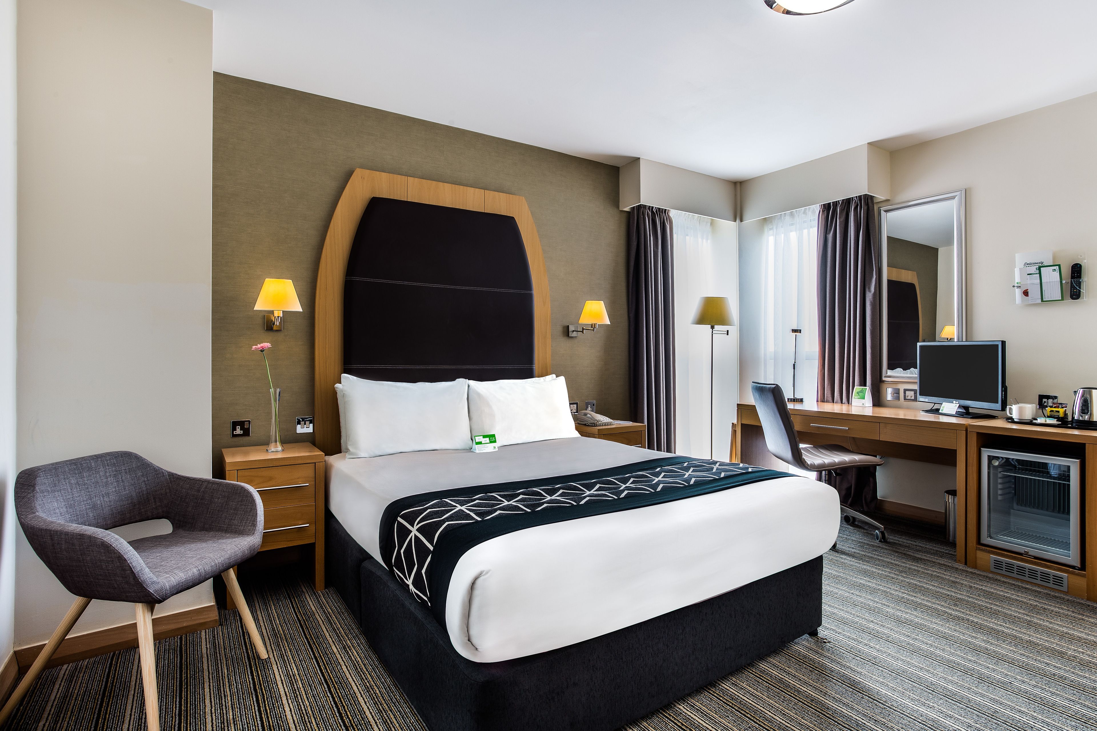 Standard Room, 1 Double Bed | In-room safe, desk, iron/ironing board, free WiFi
