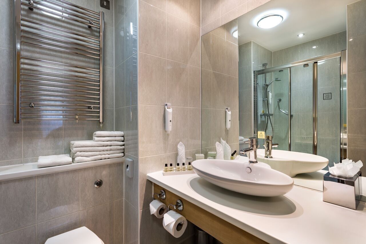 Een douche, een haardroger, handdoeken