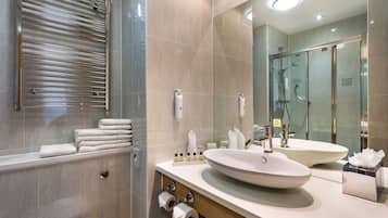 Een douche, een haardroger, handdoeken