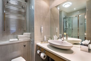 Ducha, secador de pelo, toallas