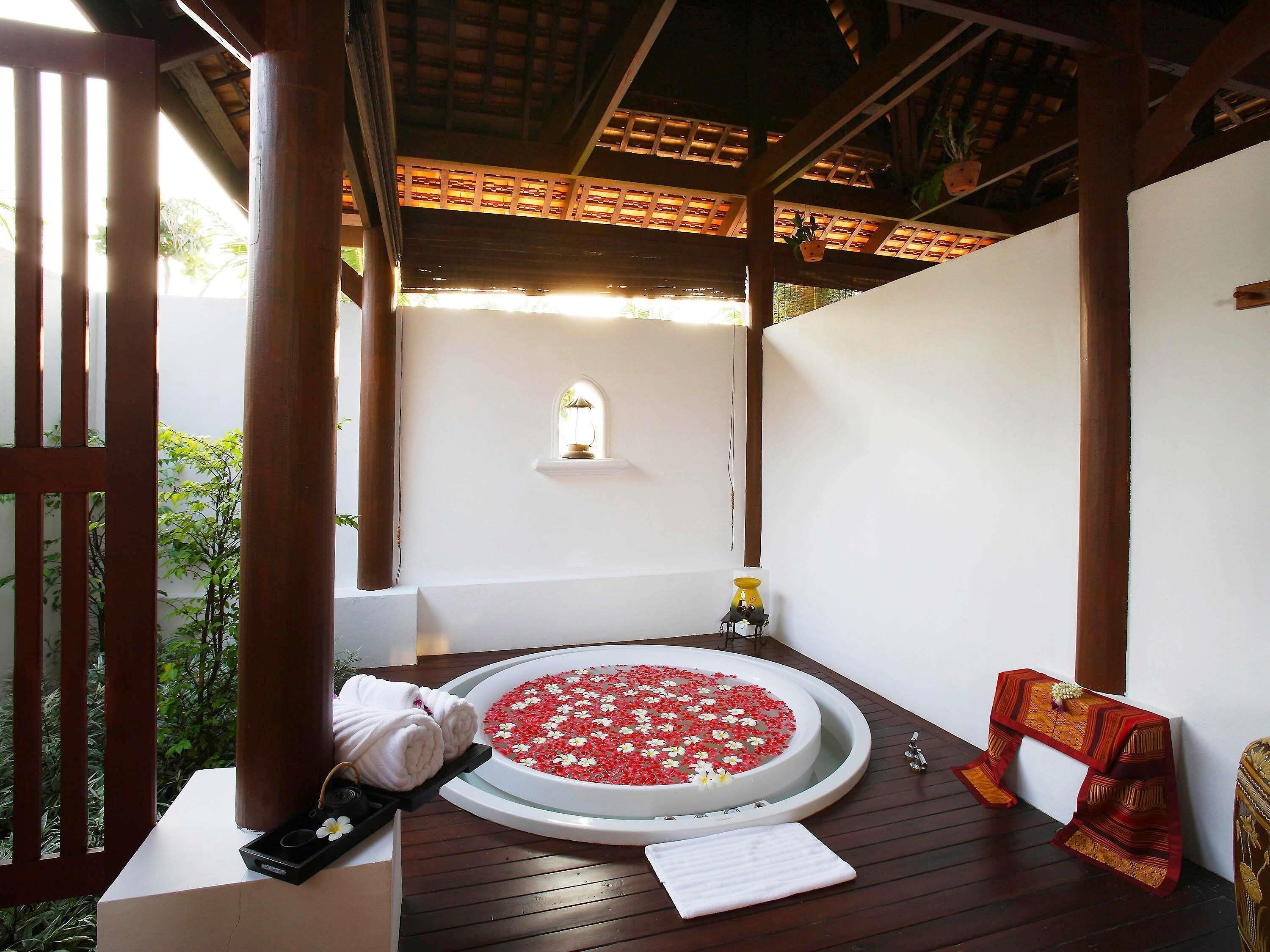 Hot tub, Turkish bath/hammam, body treatments, aromatherapy