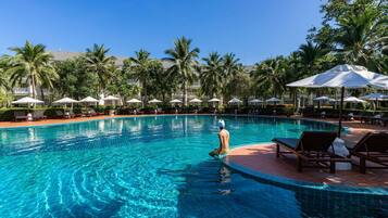 Outdoor pool, pool umbrellas, sun loungers