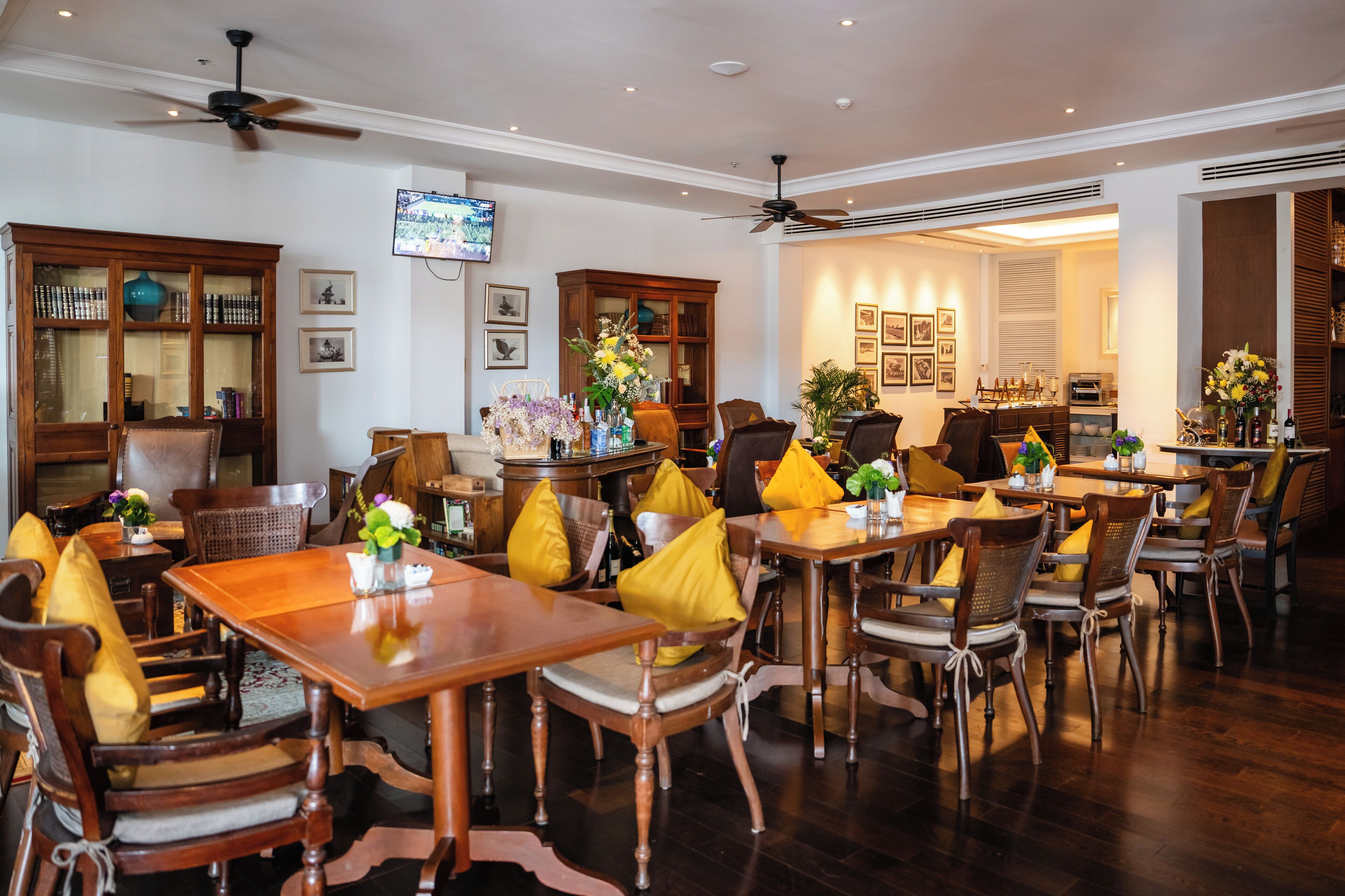 2 bars/lounges, swim-up bar, poolside bar