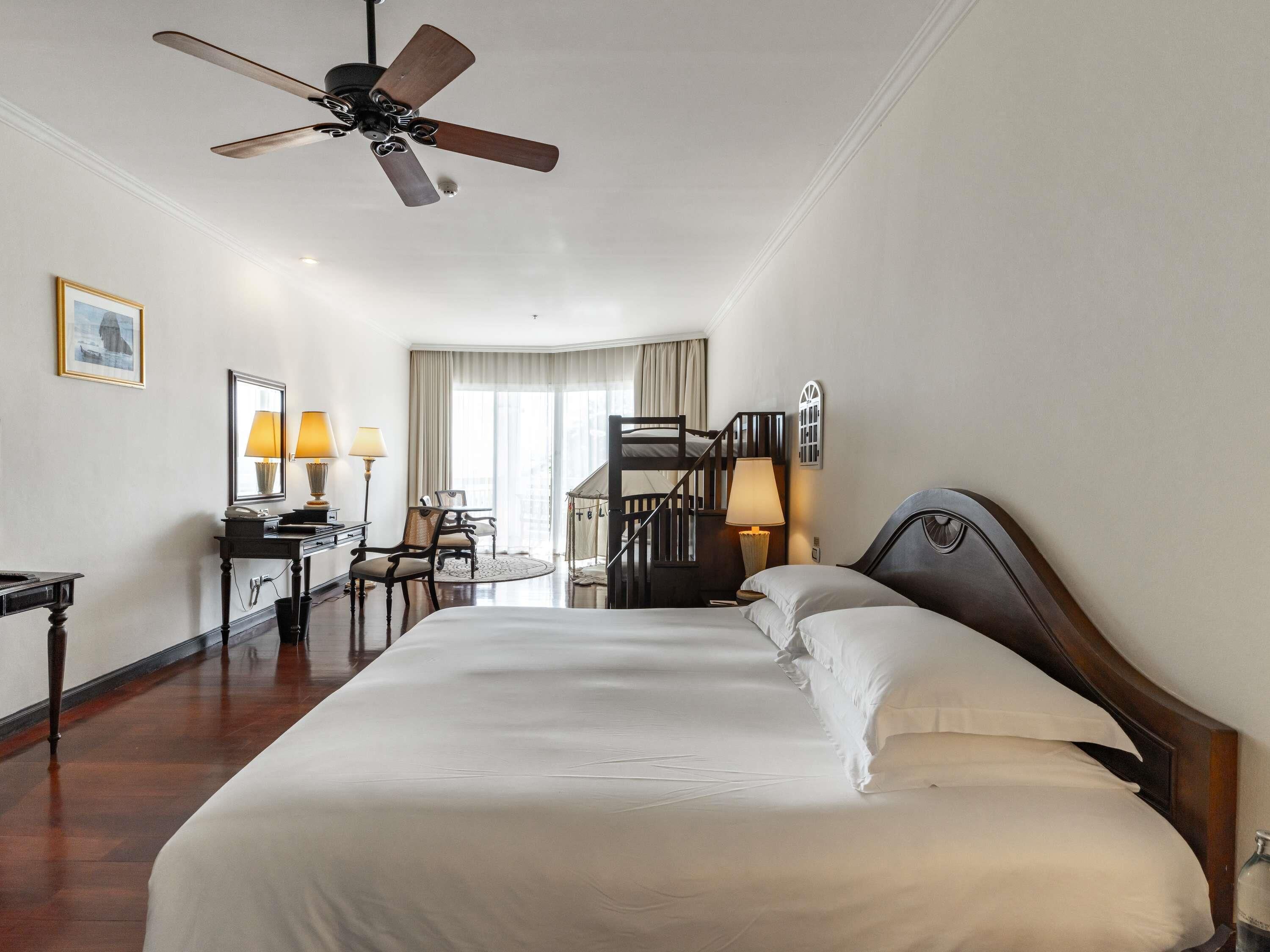 Habitación triple familiar, varias camas, balcón | Ropa de cama de alta calidad, edredones de plumas, minibar y caja fuerte