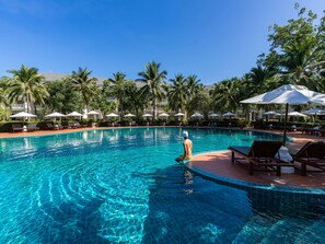 Piscine extérieure, parasols de plage, chaises longues