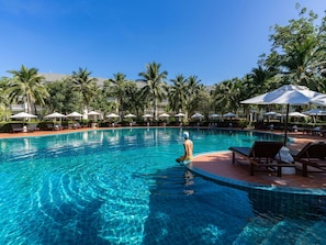 Piscine extérieure, parasols de plage, chaises longues