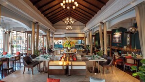 4 restaurants servant le petit déjeuner, le déjeuner et le dîner