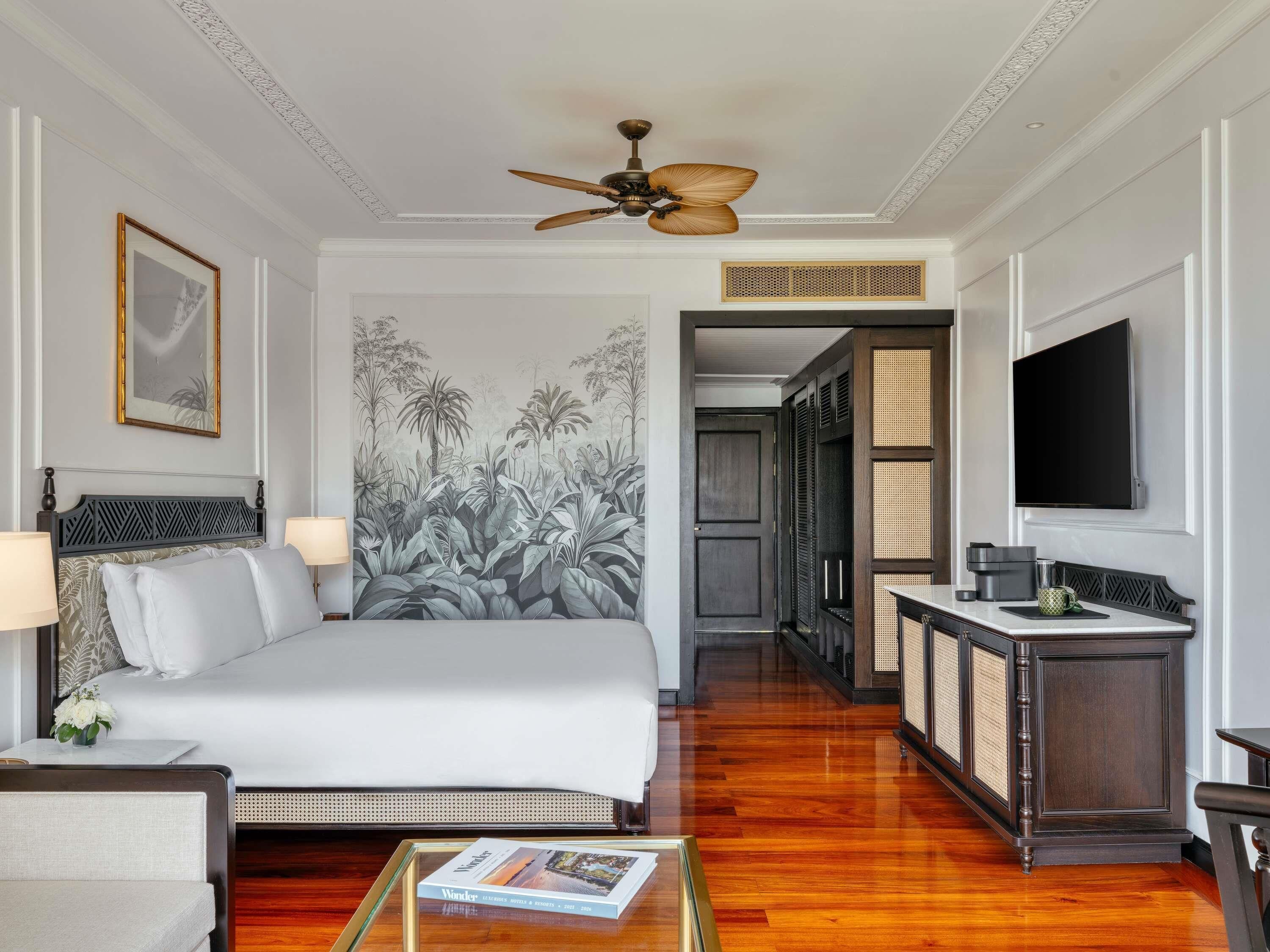 Sengetøy av topp kvalitet, dundyner, minibar og safe på rommet