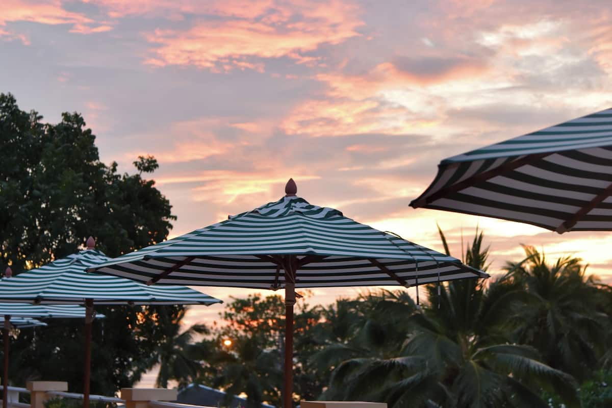 4 restaurants, breakfast, lunch, dinner served; international cuisine