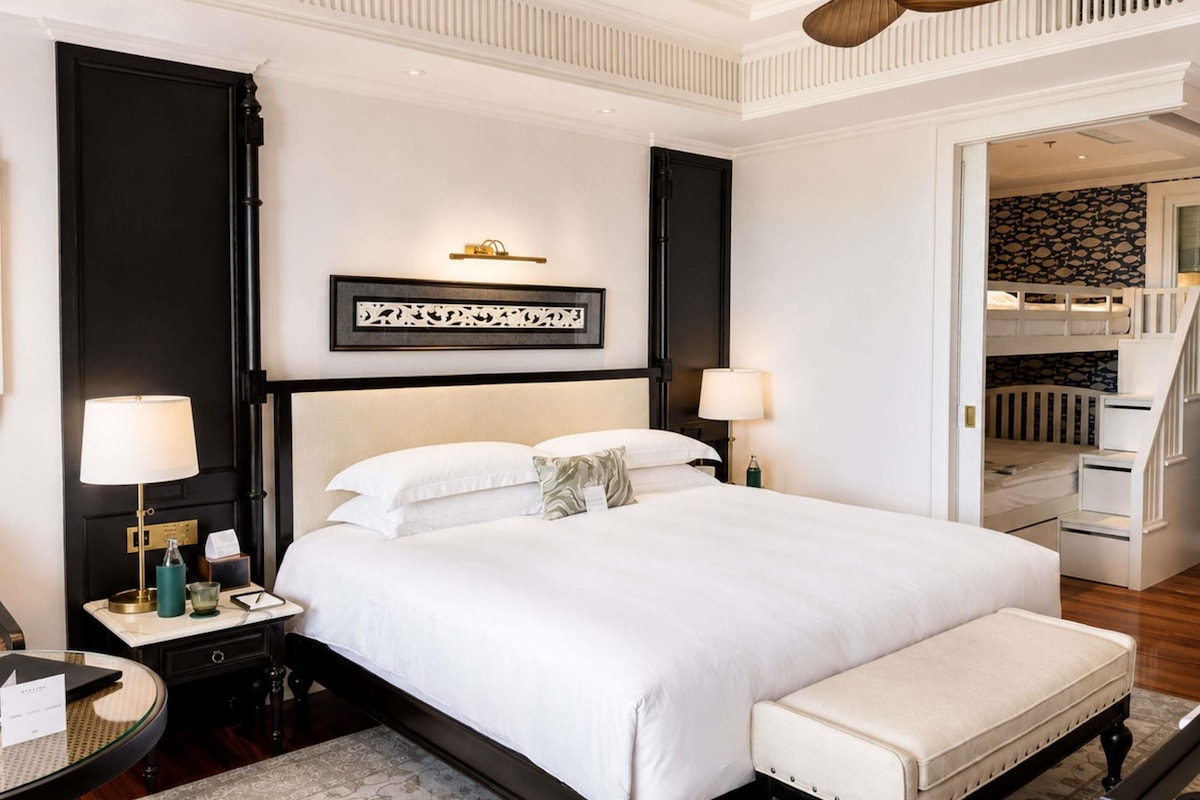 Deluxe kamer, Meerdere bedden, balkon (Family) | Luxe beddengoed, donsdekens, een minibar, een kluis op de kamer