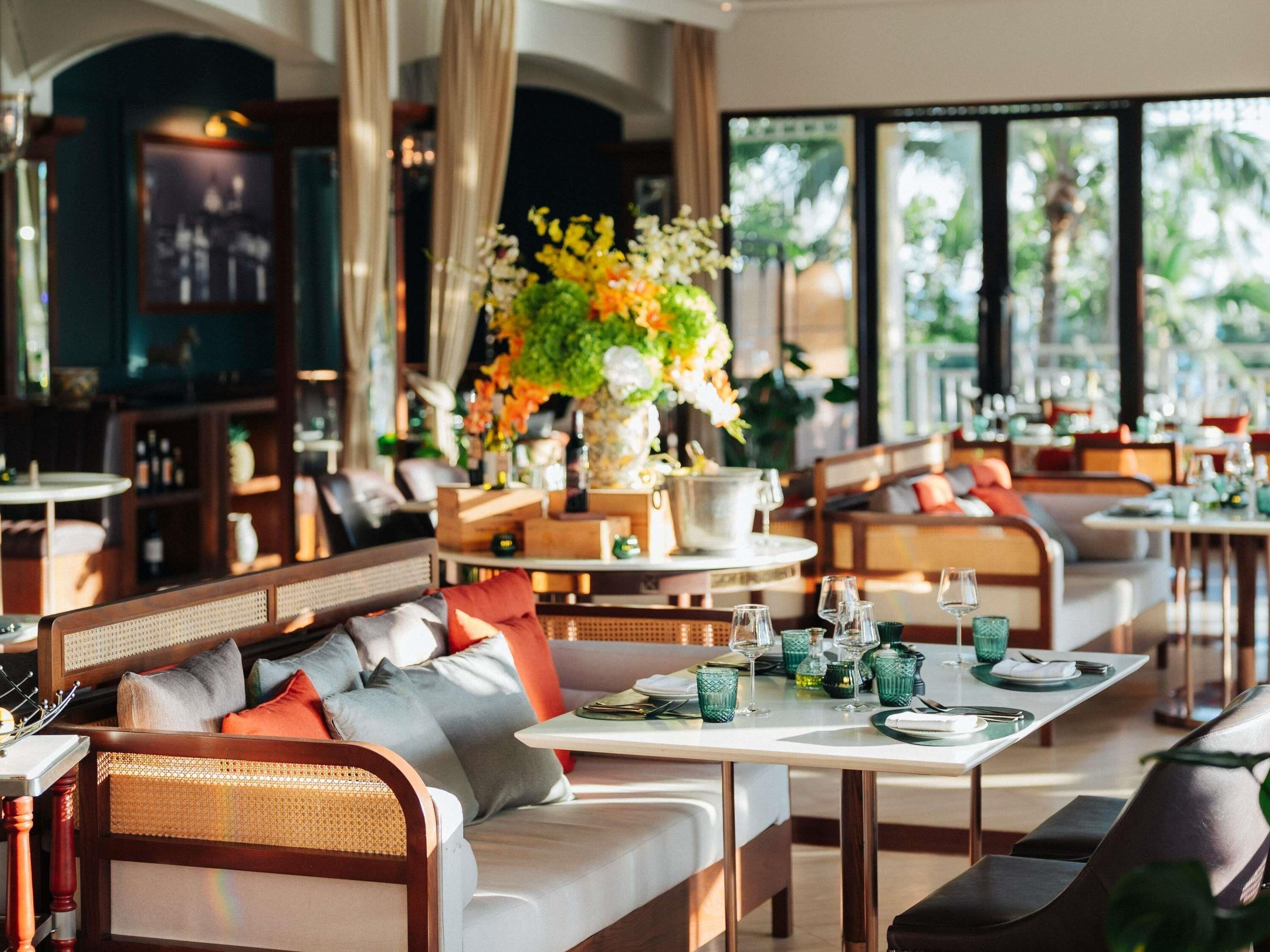 4 restaurants; breakfast, lunch, and dinner served