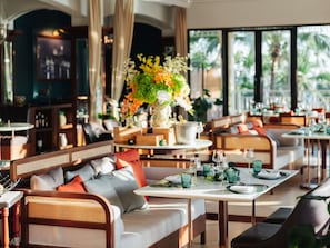 4 restaurantes; se sirven desayunos, comidas y cenas