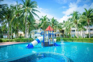 Outdoor pool, pool umbrellas, sun loungers