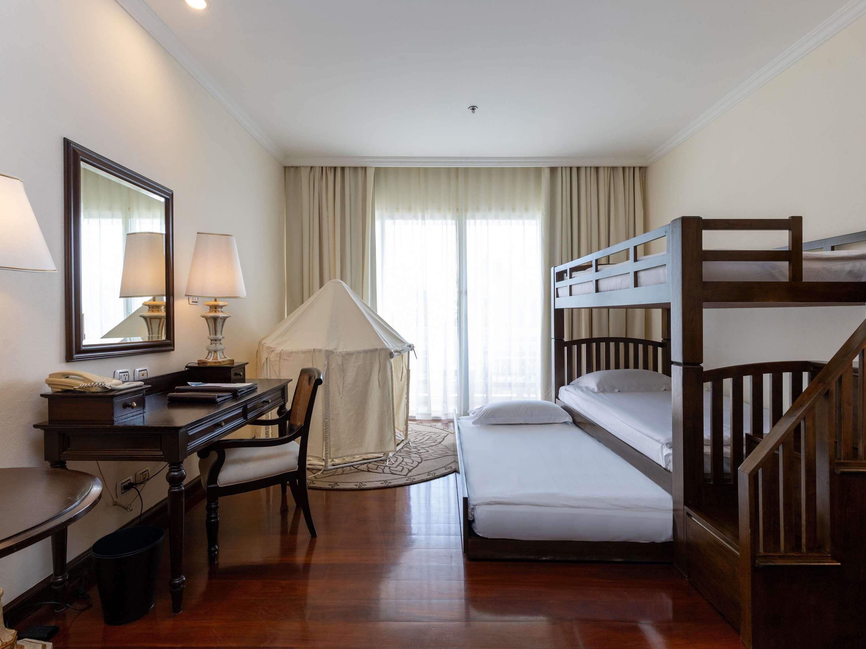 Ropa de cama de alta calidad, edredones de plumas, minibar y caja fuerte