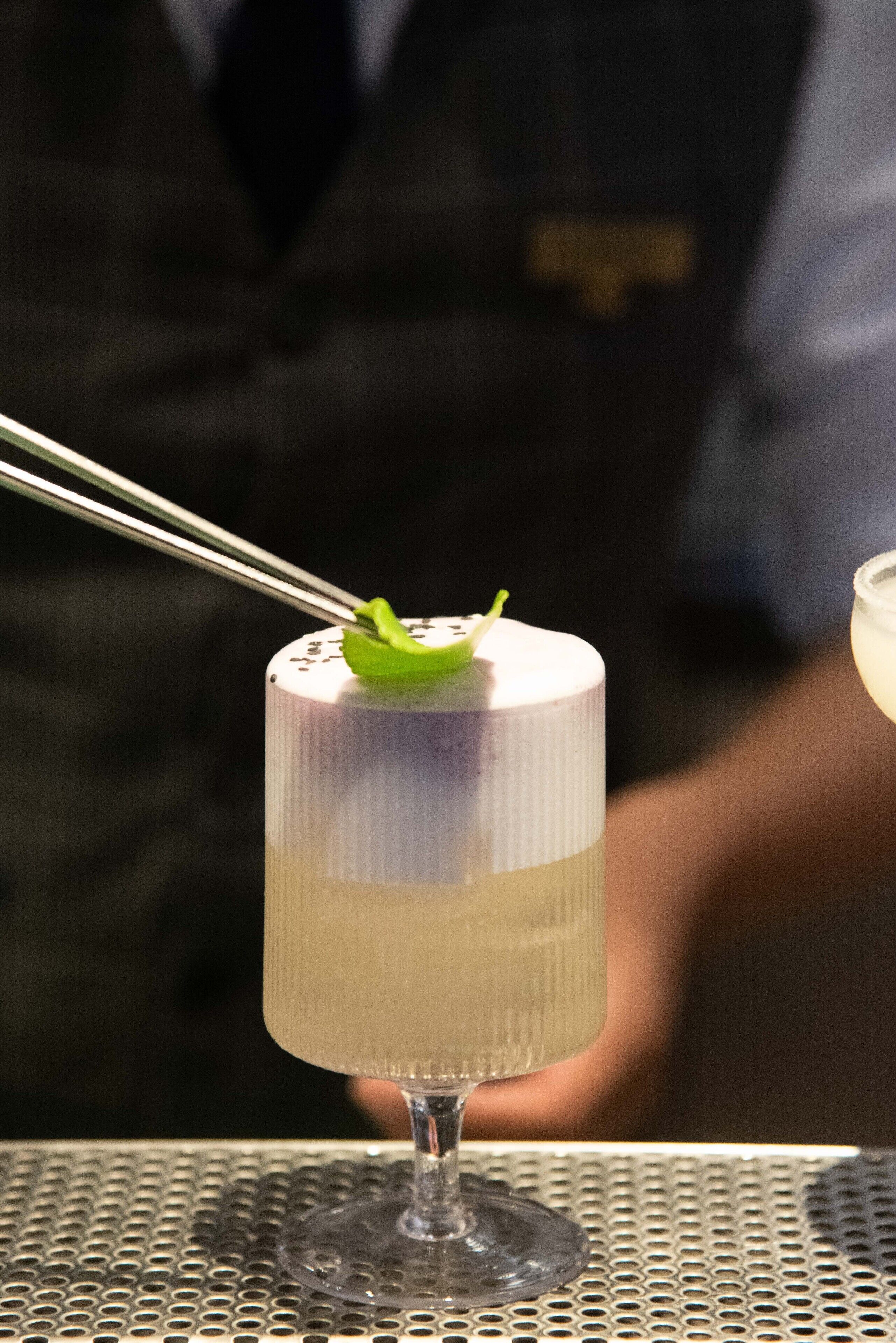 2 bars/lounges, swim-up bar, poolside bar