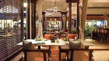 4 restaurantes, se sirven desayunos, comidas y cocina internacional