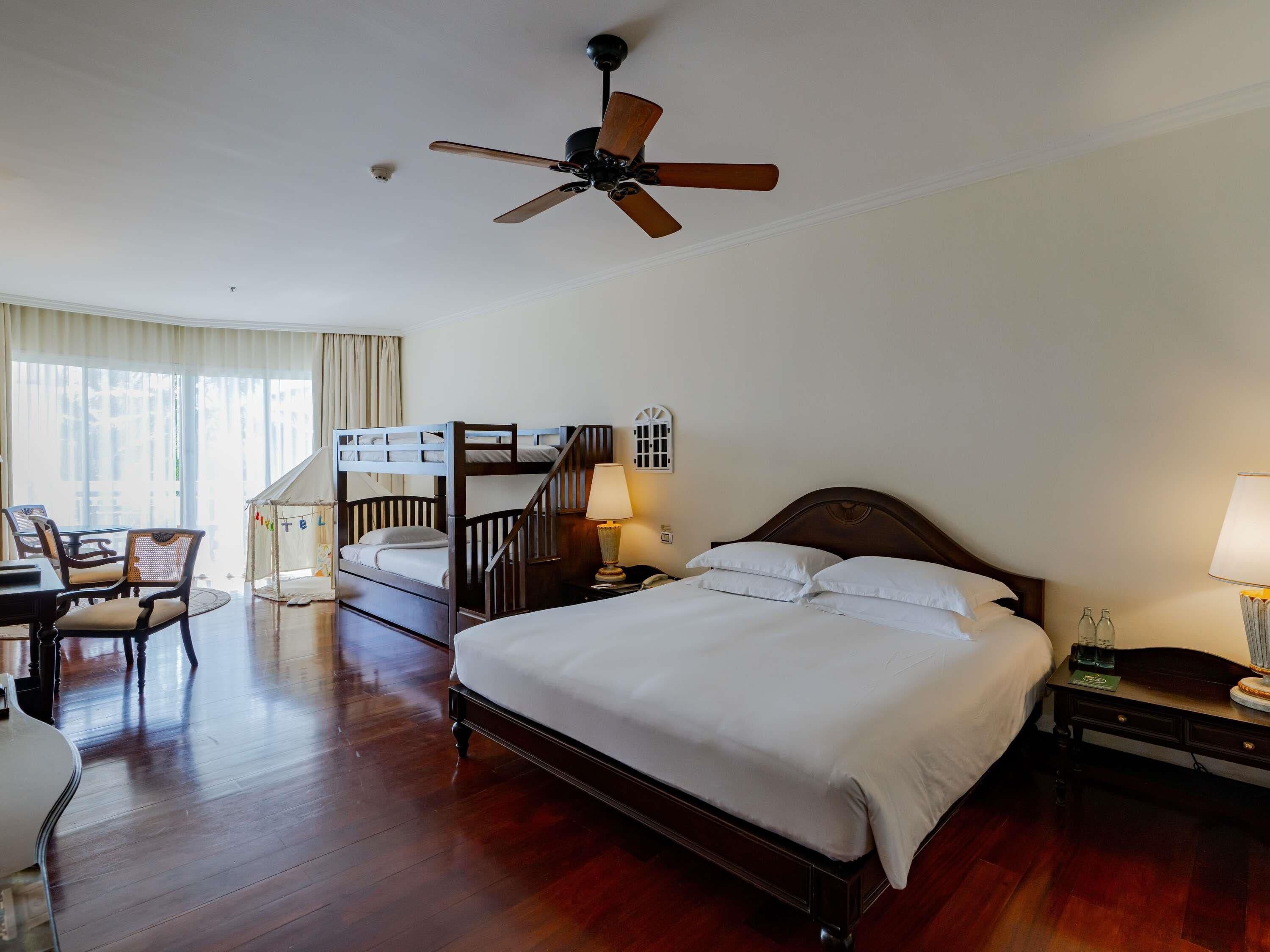 Suite – junior, 1 kingsize-seng, balkong, hageutsikt | Sengetøy av topp kvalitet, dundyner, minibar og safe på rommet