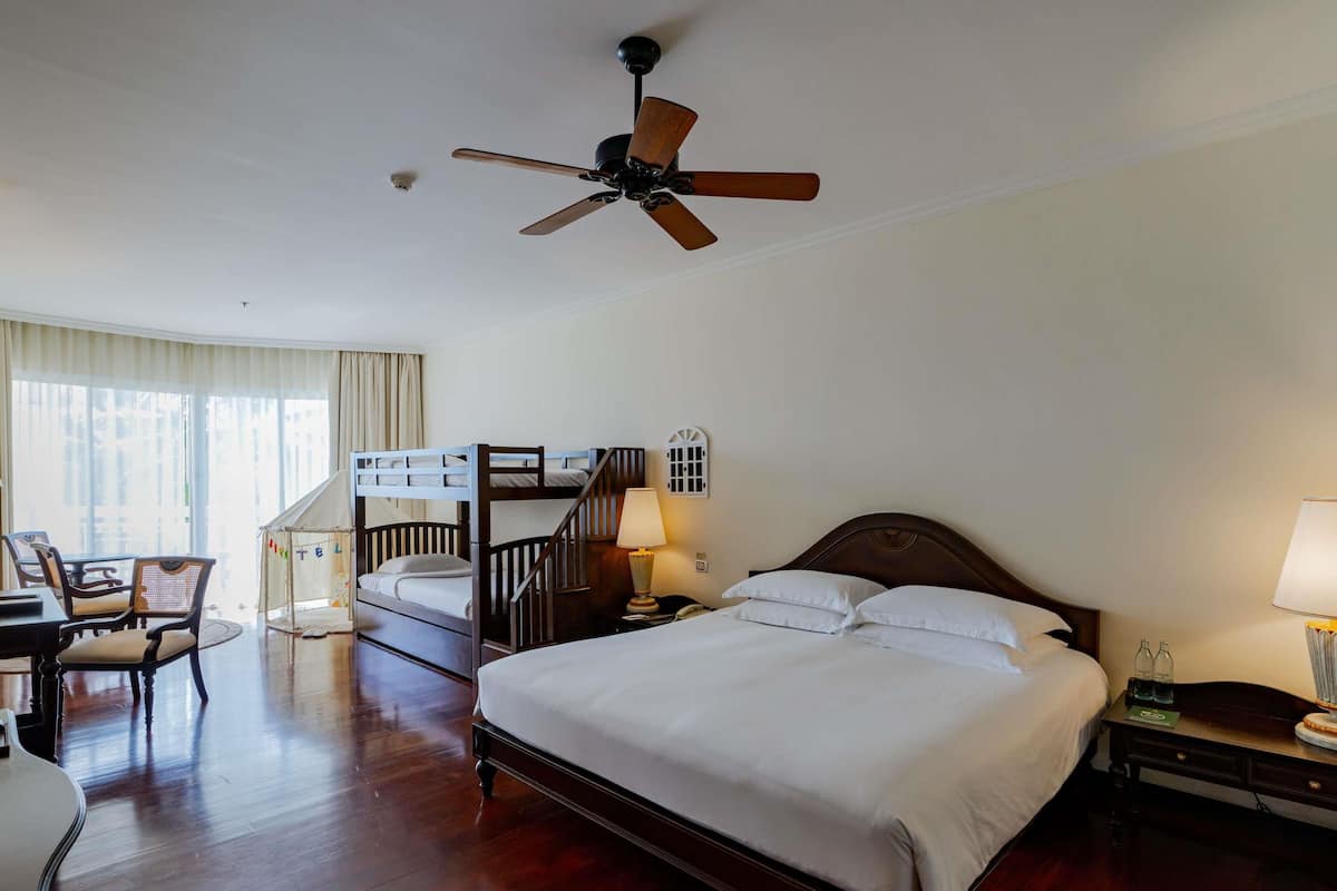 Suite – junior, 1 kingsize-seng, balkong, hageutsikt | Sengetøy av topp kvalitet, dundyner, minibar og safe på rommet