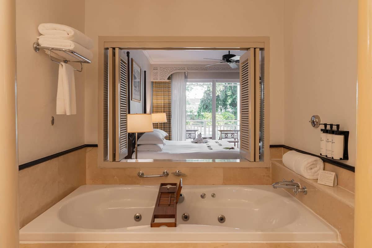 Suite Club, 1 cama King size, acceso a la alberca (Club Millésime Access) | Ropa de cama de alta calidad, edredón y minibar