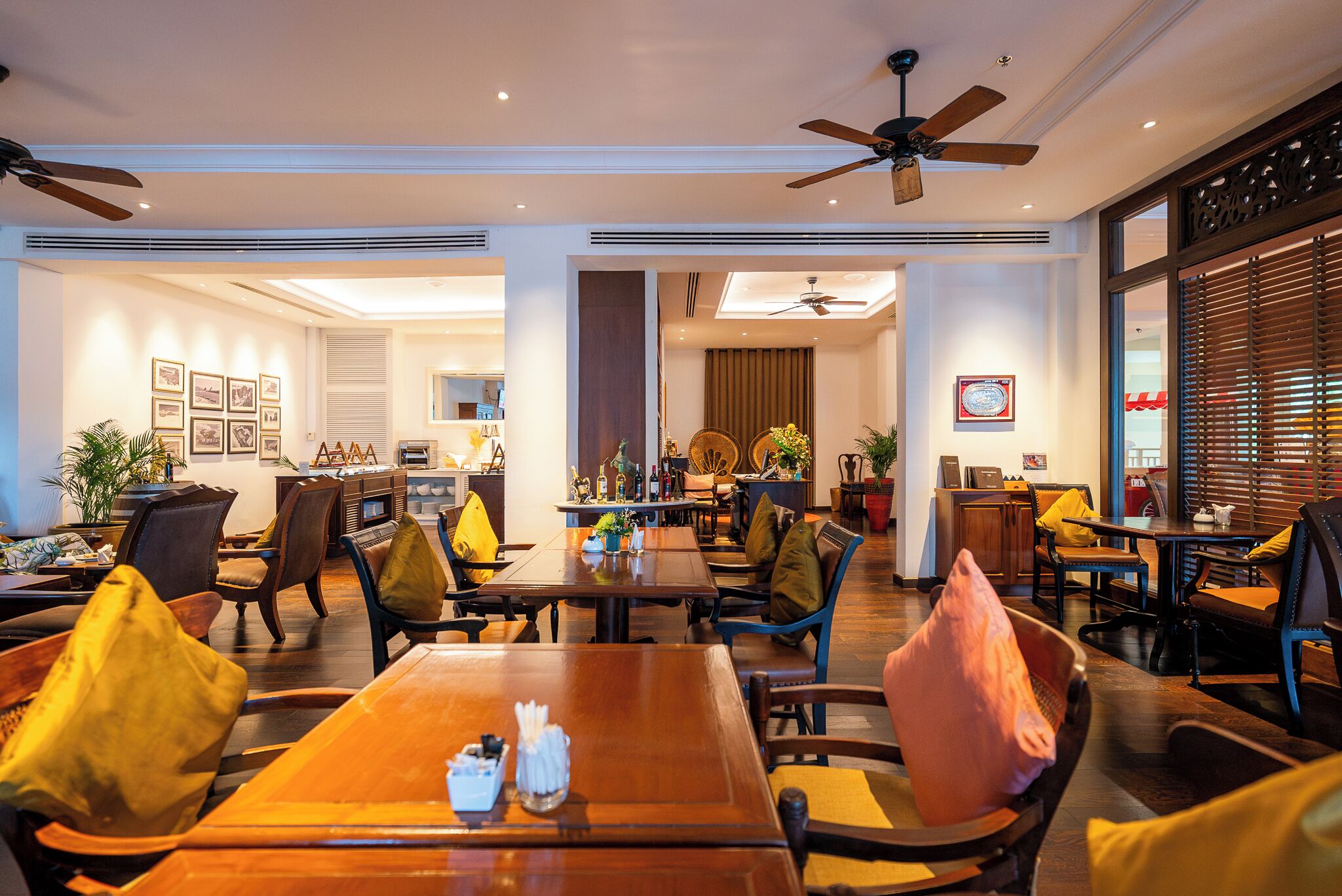 2 bars/lounges, swim-up bar, poolside bar