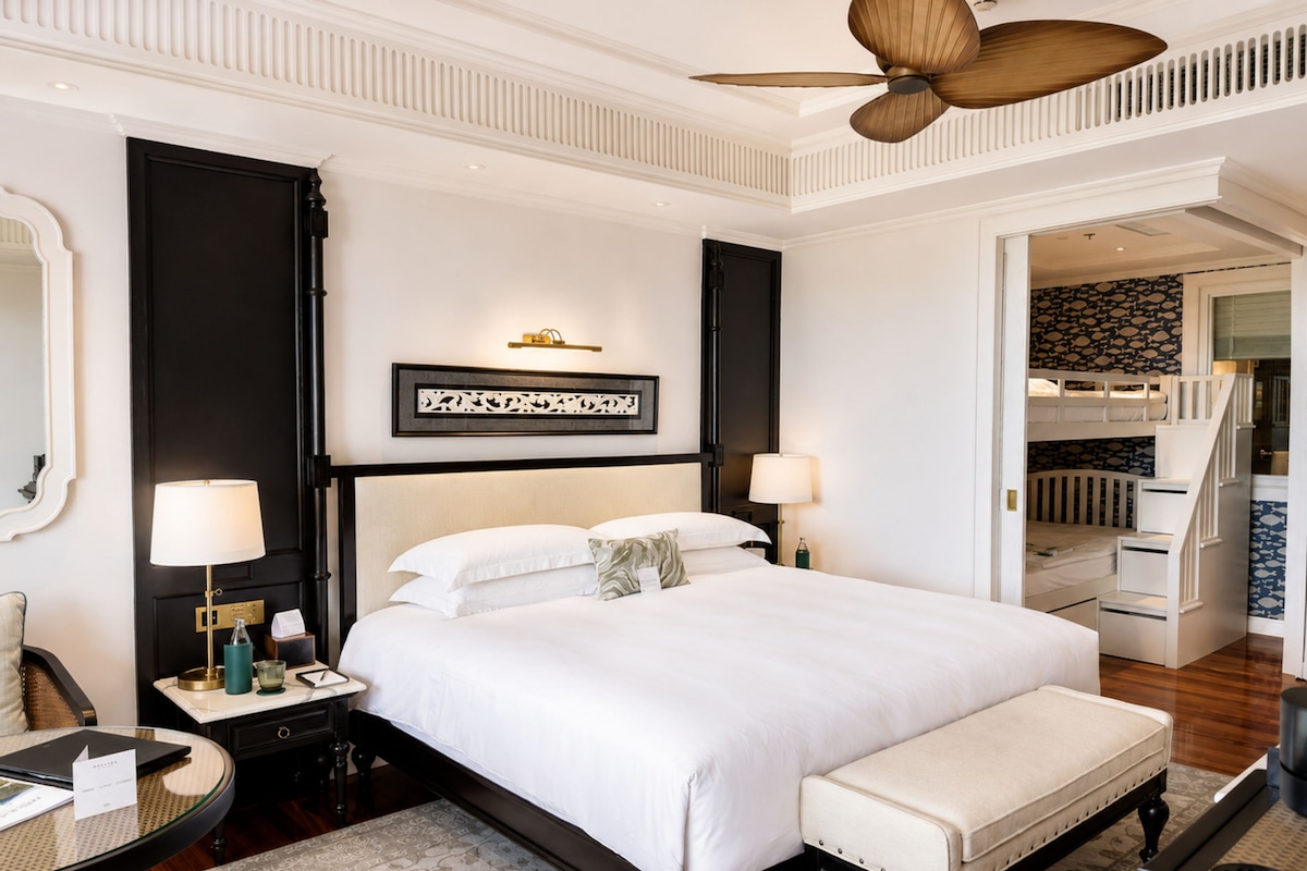 Deluxe kamer, Meerdere bedden, balkon (Family) | Luxe beddengoed, donsdekens, een minibar, een kluis op de kamer