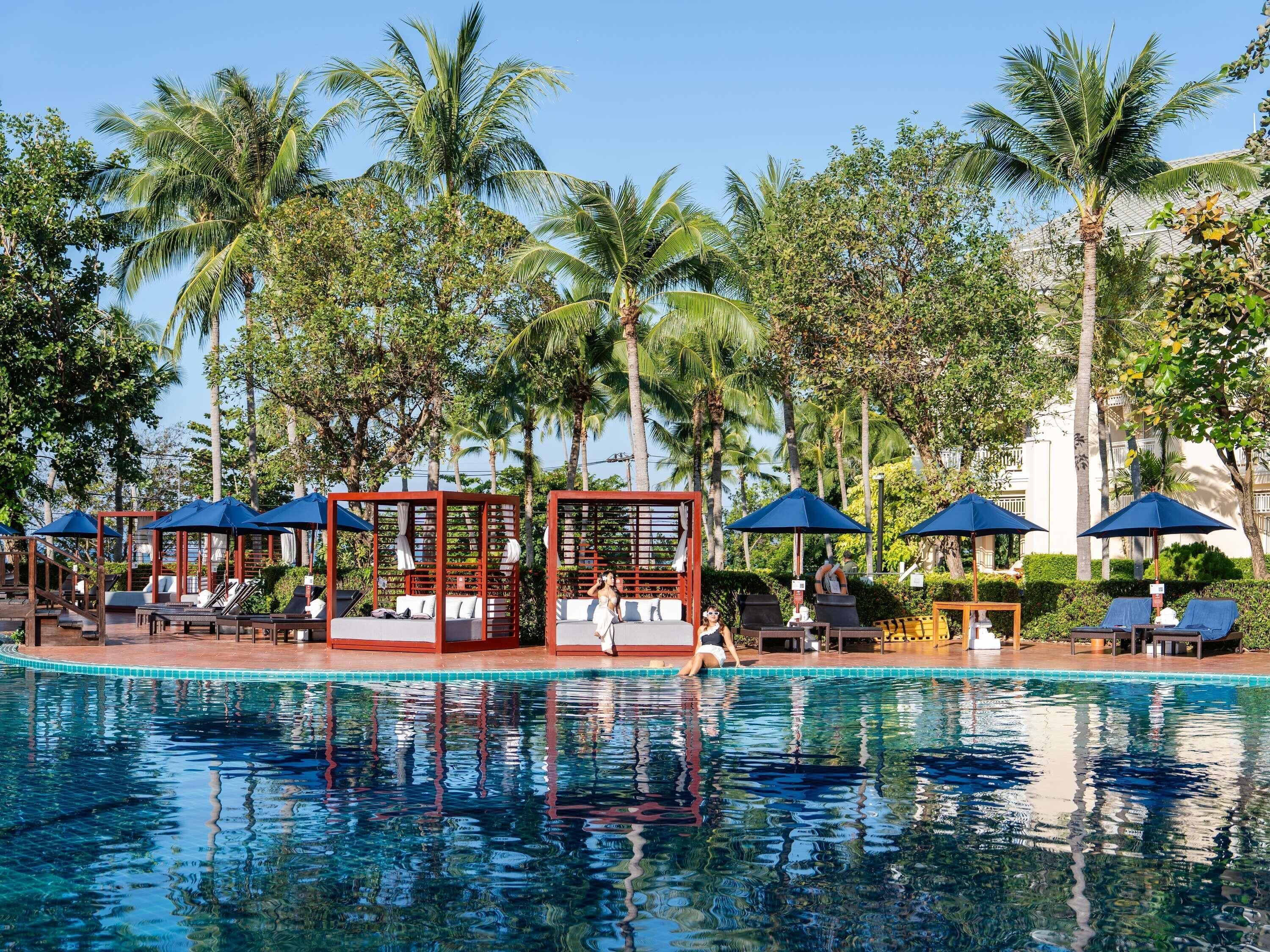 Outdoor pool, pool umbrellas, sun loungers