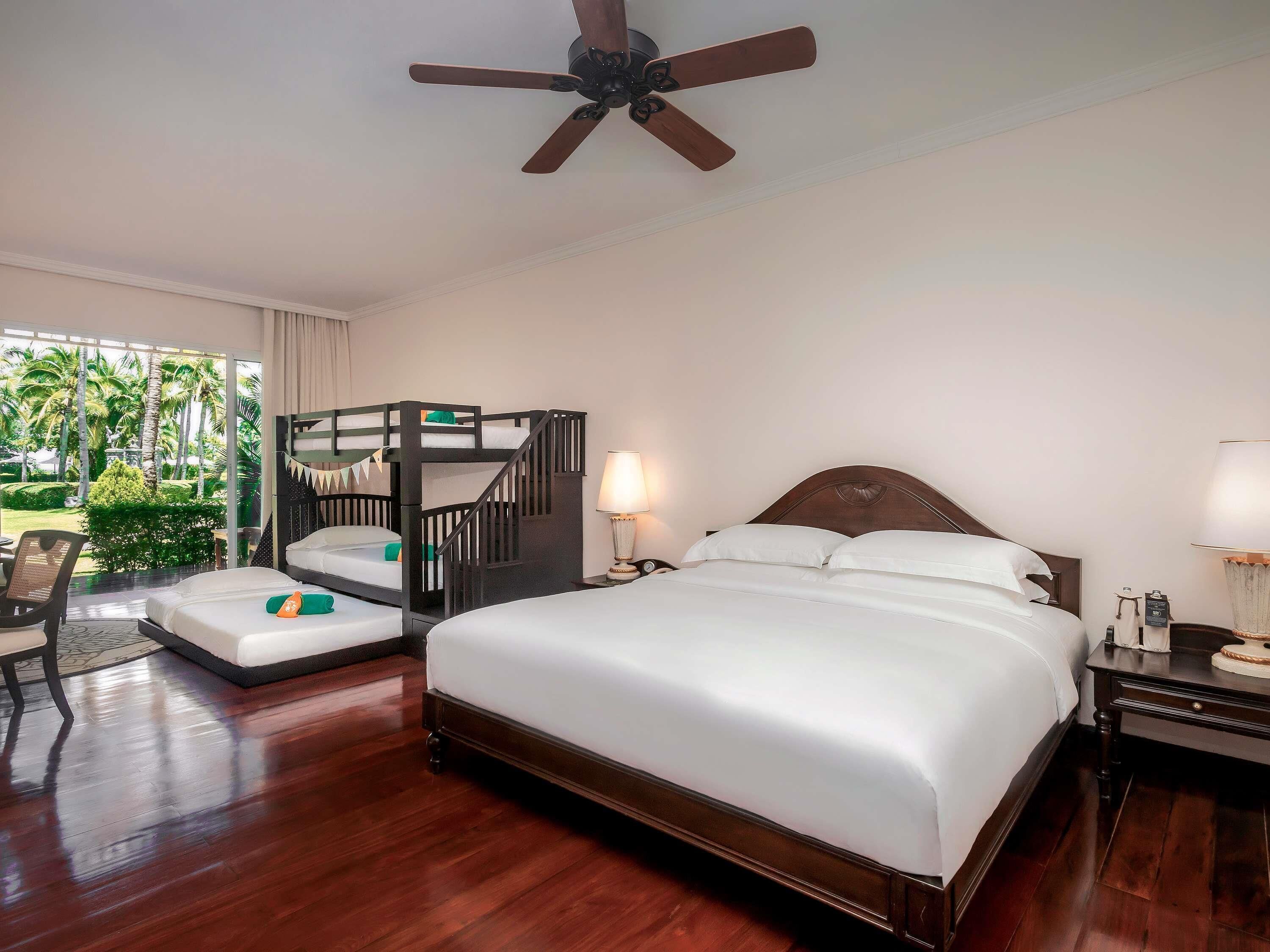 Familie driepersoonskamer, Meerdere bedden, balkon | Luxe beddengoed, donsdekens, een minibar, een kluis op de kamer